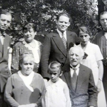 The Friedmann-Brauns, c. 1931: Gertrud and Felix Friedmann-Braun with granddaughter Ruth, at the back Konrad, Hildegard, Johannes, Anneliese and Gerhard Braun