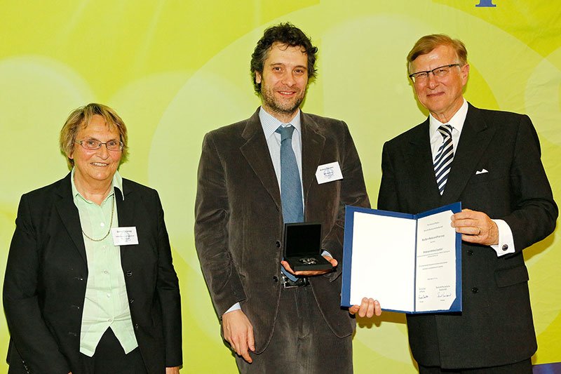 Professor Andrea Cavalleri receiving the 2015 Max Born Medal and Prize - © Deutsche Physikalische Gesellschaft/Jan Röhl