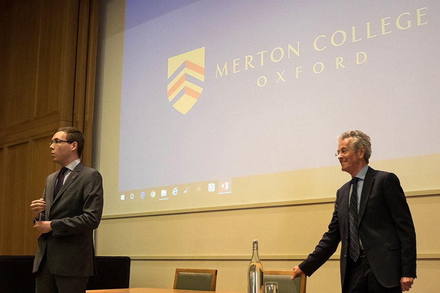 Henry Grub, President of the Tinbergen Society, introduces Lord Krebs - Photo: © Thomas Miller