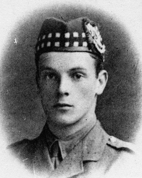 Lieutenant James Morrison LOW (1910) - Photo: © IWM (HU 124340)