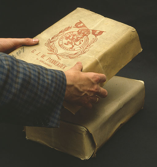 An example of a ream of paper with a printed wrapper, made by GJW Pannekoek, Apeldoorn, c.1850. Photograph: Den Haag, Koninlijke Bibliotheek, VI.5