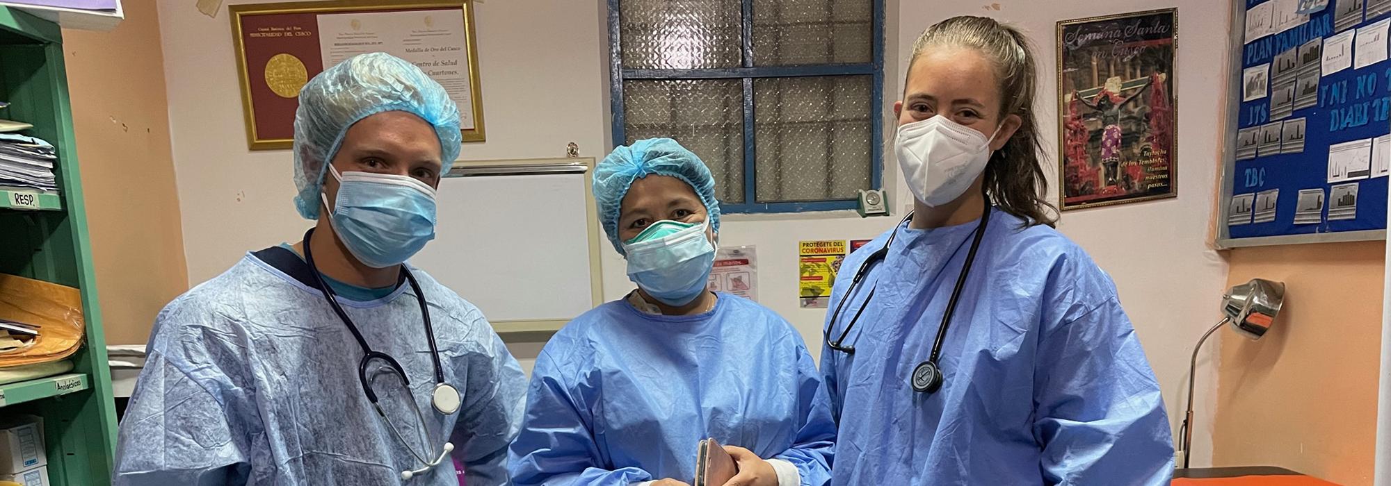 Mariana Gee Olmedilla with staff at the Centro de Salud Siete Cuartones Mariana Gee Olmedilla with staff at the Centro de Salud Siete Cuartones