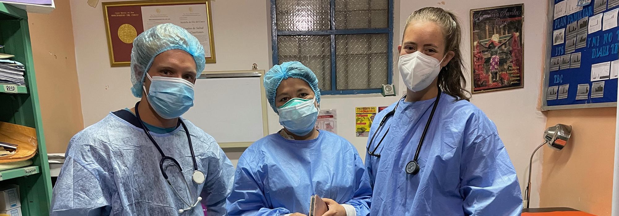 Mariana Gee Olmedilla with staff at the Centro de Salud Siete Cuartones