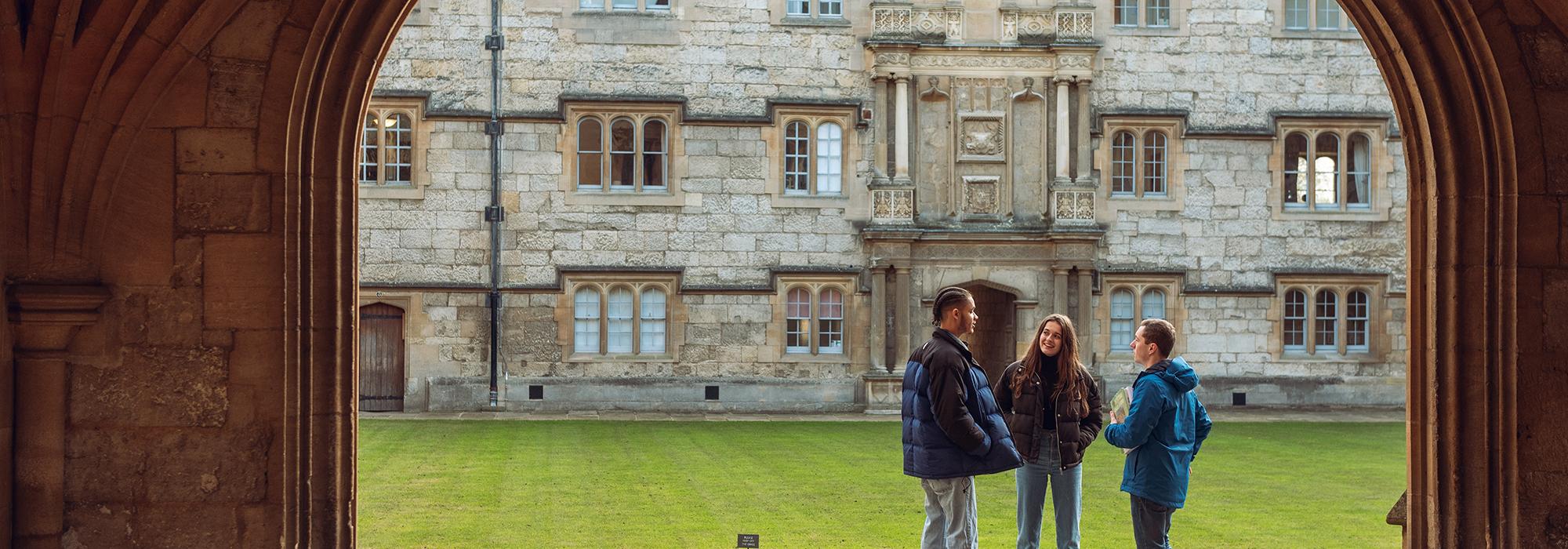 Students in Fellows' Quad - Photo © John Cairns - www.johncairns.co.uk