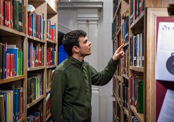 A graduate student in OWL library - Photo: © John Cairns - www.johncairns.co.uk