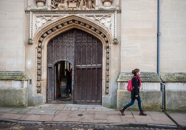 The Lodge main gate on Merton Street - Photo: © John Cairns - www.johncairns.co.uk