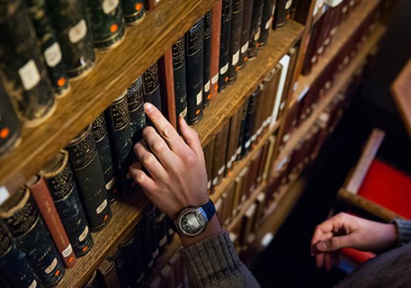 Browsing the shelves - Photo: © John Cairns - www.johncairns.co.uk