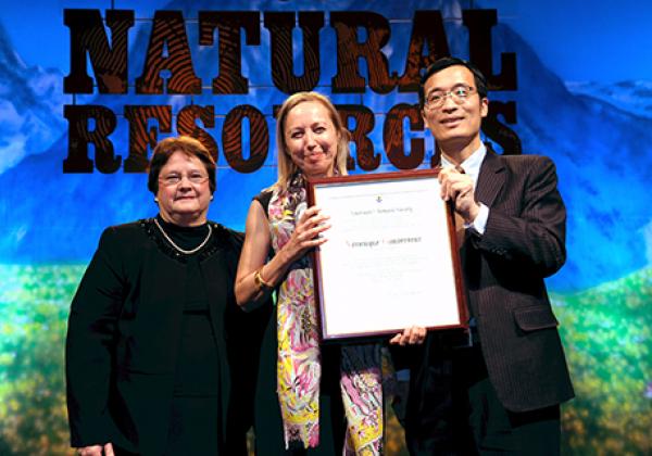 Véronique Gouverneur (centre) is presented with her award by Jinbo Hu (right), representing sponsors the Juhua Group Technology Center (China), and Diane Grob Schmidt, ACS President (left)