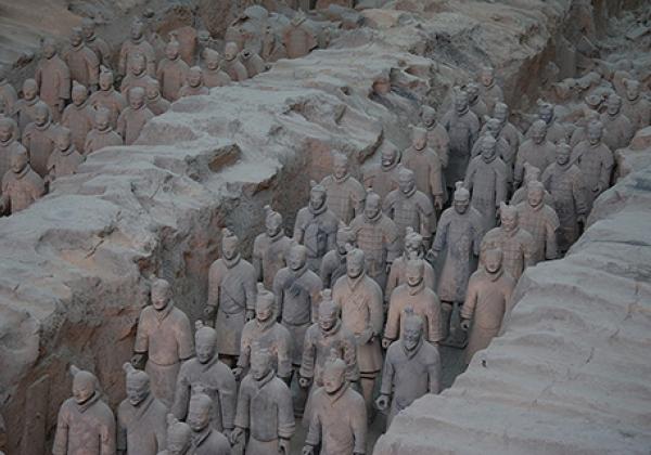 Terracotta Army Pit 1 - in Xi'an, China - photo: Maros Mraz (CC BY-SA 3.0) via Wikimedia Commons