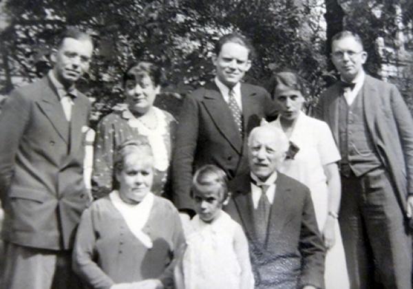 The Friedmann-Brauns, c. 1931: Gertrud and Felix Friedmann-Braun with granddaughter Ruth, at the back Konrad, Hildegard, Johannes, Anneliese and Gerhard Braun