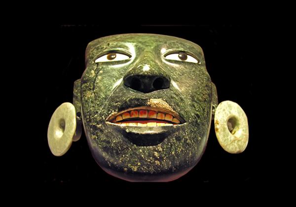 A mask made from a single piece of deeply coloured greenstone and inlaid with shell eyes and teeth, found at the Teotihuacan Great Temple, where it was buried in tribute to the majesty of the Mexica (Aztec) empire. Photo: Dennis Jarvis [CC BY-SA 2.0]