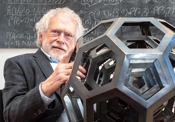 Quantum physicist Anton Zeilinger holding a sculpture by the artist Julian Voss-Andreae. Voss Andreae's art investigates the nature of reality through his work with scientific findings - Photo: © Jaqueline Godany - https://godany.com/ - via Wikimedia - CC-BY 4.0