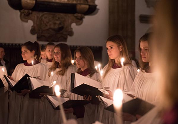 A candlelit service in Merton College Chapel - Photo: © John Cairns - www.johncairns.co.uk