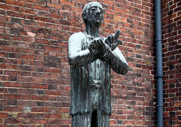 Sculpture of Dietrich Bonhoeffer by Fritz Fleer, St Peter's Church, Hamburg - Photo: © David Meisel [CC BY-SA 4.0]