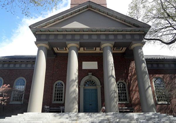Harvard Memorial Church, south side - Photo: from Wikimedia Commons, CC-BY-SA 4.0