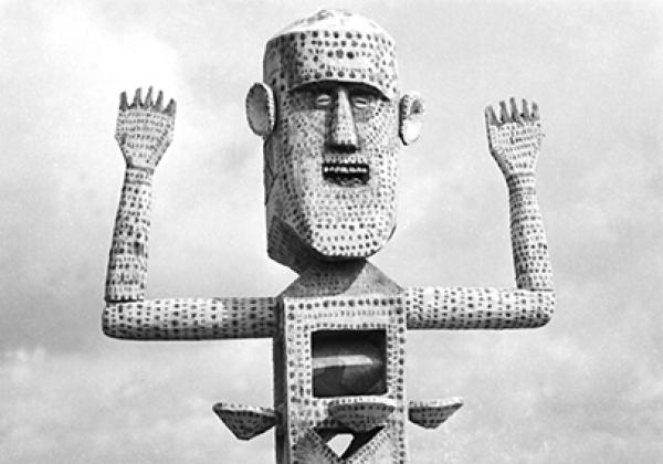 Maria Gond funerary pillar made of saga wood as a memorial after a cremation, photographed by Verrier Elwin - © Ashok Elwin Maria Gond funerary pillar made of saga wood as a memorial after a cremation, photographed by Verrier Elwin - © Ashok Elwin