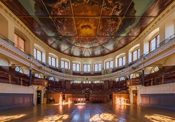 The interior of the Sheldonian Theatre - Photo: David Iliff [CC BY-NC-SA 2.0]