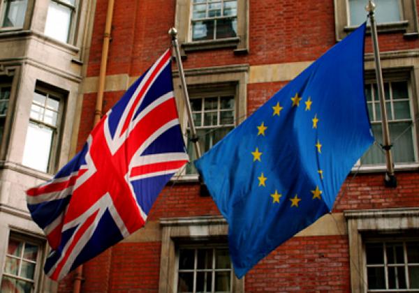 The flags of the United Kingdom and the European Union - Photo: Dave Kellam [CC BY-SA 2.0], via Wikimedia Commons