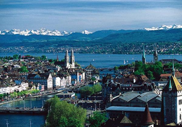 Zürich and lake Zürich - Photo: © MadGeographer, via Wikimedia - CC BY-SA 3.0