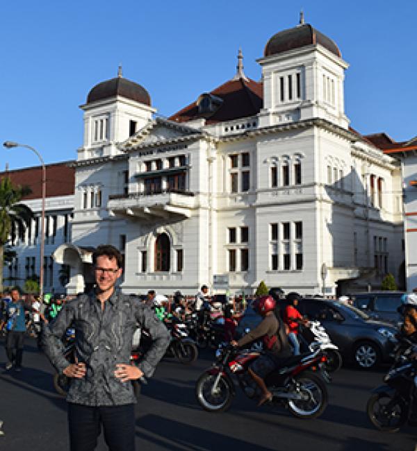Yuri in front of the old Dutch Javaasche bank building in Yogyakarta - Photo: © Yuri van Nieuwkerk