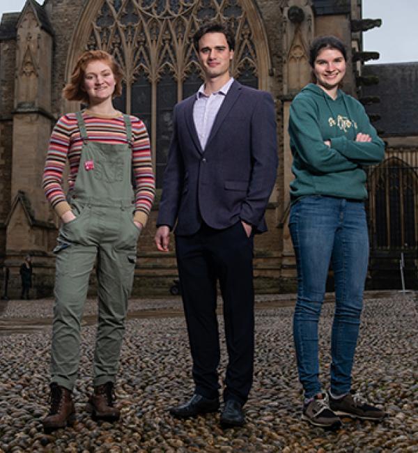 Students in Front Quad - Photo © John Cairns - www.johncairns.co.uk