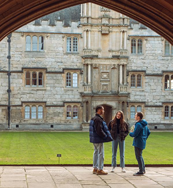 Students in Fellows' Quad - Photo © John Cairns - www.johncairns.co.uk