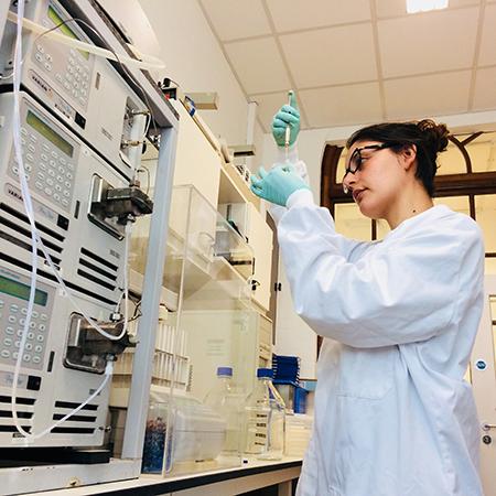 Lorena Becerra Valdivia in her lab - Photo: © Eileen Jacob (2011)