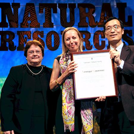 Véronique Gouverneur (centre) is presented with her award by Jinbo Hu (right), representing sponsors the Juhua Group Technology Center (China), and Diane Grob Schmidt, ACS President (left)