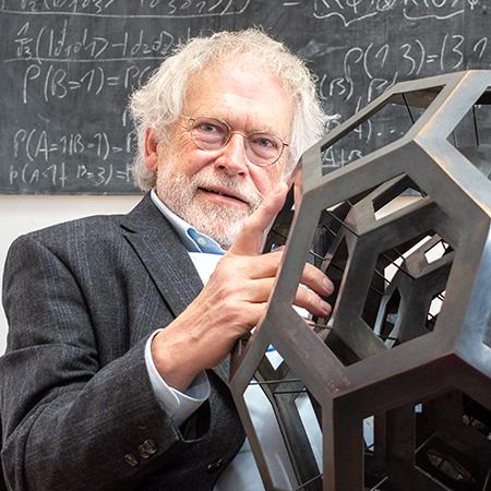 Quantum physicist Anton Zeilinger holding a sculpture by the artist Julian Voss-Andreae. Voss Andreae's art investigates the nature of reality through his work with scientific findings - Photo: © Jaqueline Godany - https://godany.com/ - via Wikimedia - CC-BY 4.0 Quantum physicist Anton Zeilinger holding a sculpture by the artist Julian Voss-Andreae. Voss Andreae's art investigates the nature of reality through his work with scientific findings - Photo: © Jaqueline Godany - https://godany.com/ - via Wikimedia - CC-BY 4.0